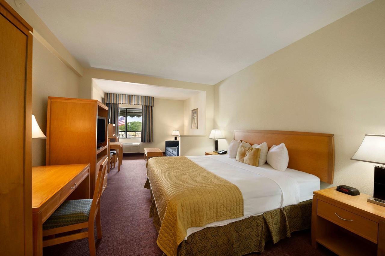 Ramada By Wyndham Kissimmee Downtown Hotel Bagian luar foto