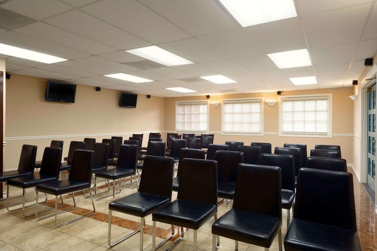 Ramada By Wyndham Kissimmee Downtown Hotel Bagian luar foto